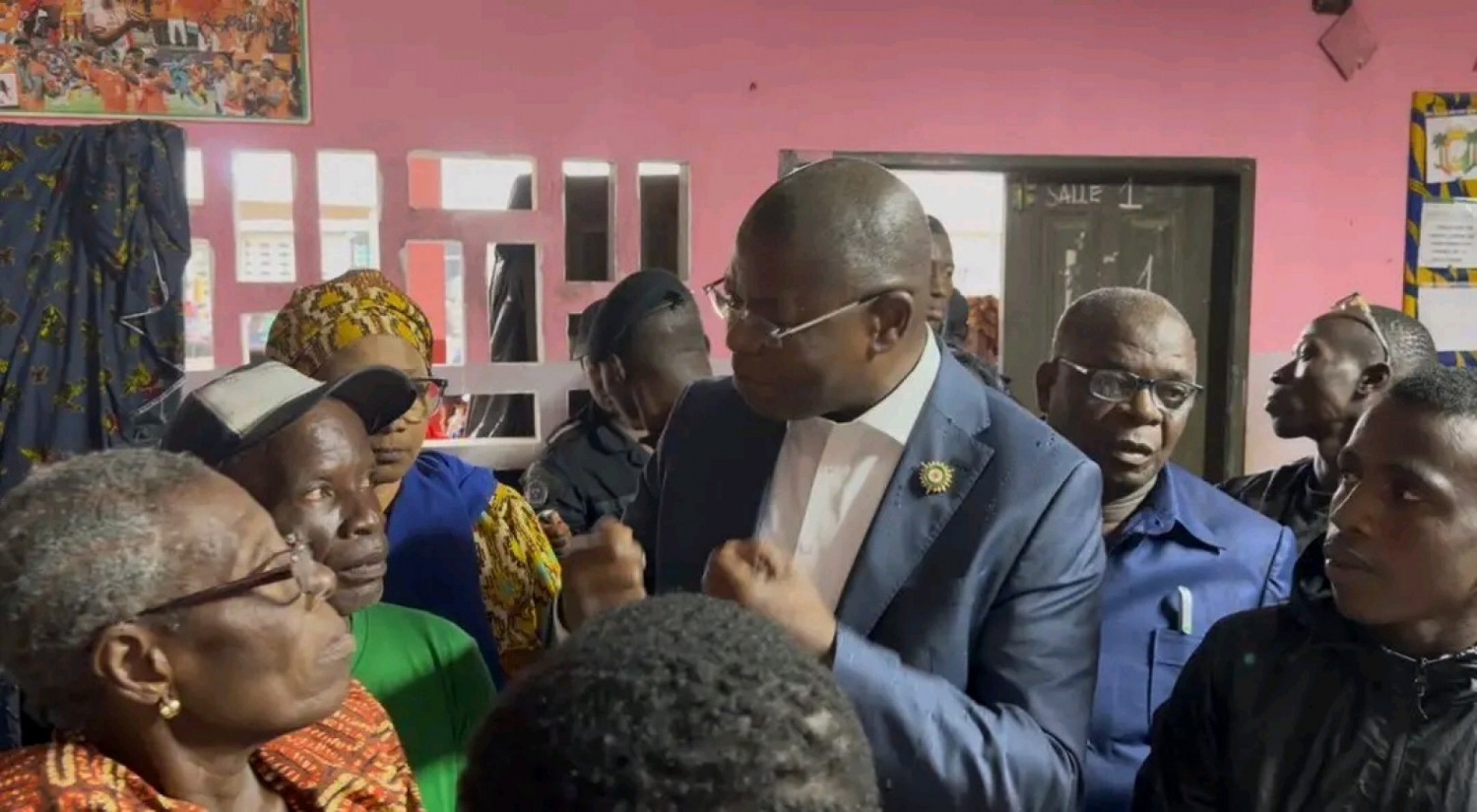 Côte d'Ivoire : Koumassi, le maire Narcisse Toussaint Balley au chevet des familles déguerpies du quartier Houphouët-Boigny