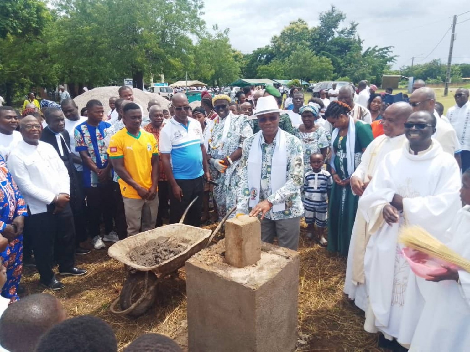 Côte d'Ivoire : Diabo, l'Hon. Koumoin sécurise l'église, offre motos aux chefs et tricycles aux femmes dans 5 villages pour le Ministre Assahoré