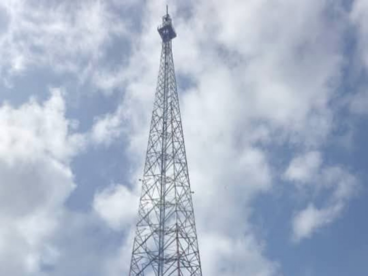 Côte d'Ivoire : À 110 mètres du vide, un homme refuse de redescendre