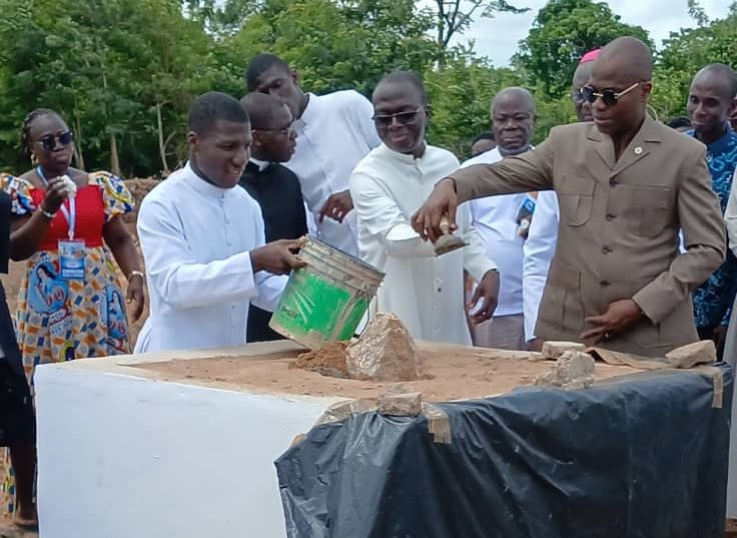 Côte d'Ivoire : Bouaké, l'Hon. Koumoin René pose la première pierre du presbytère de Tchimou-Assékro au nom du ministre Assahoré
