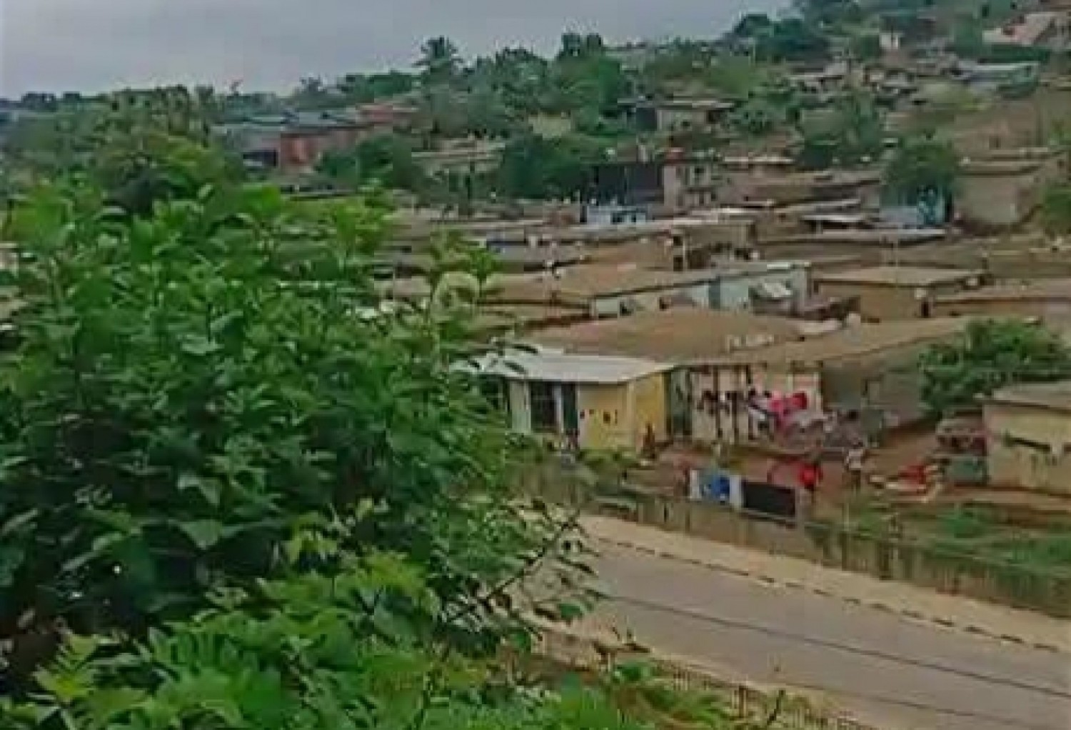 Côte d'Ivoire : Yopougon, des familles vivent sous la menace d'un glissement de terrain au quartier Dakoury