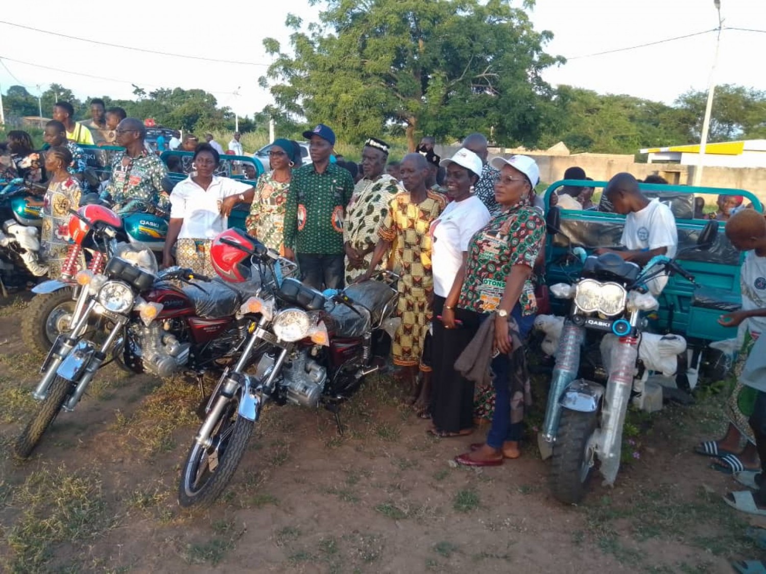 Côte d'Ivoire : Diabo, Assahoré via l'Hon. Koumoin boucle l'étape 6 de remerciements avec tricycles et motos aux femmes et chefs de villages