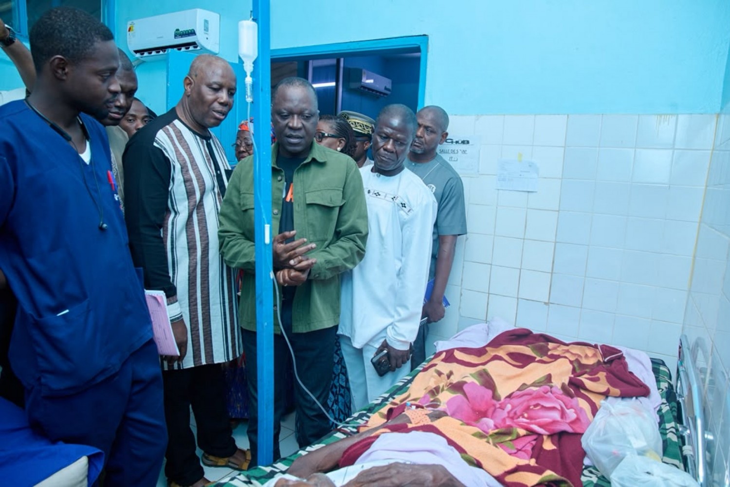 Côte d'Ivoire : Bouaké, Amadou Koné sur les lieux de l'effondrement du fromager et au chevet d'une victime hospitalisée