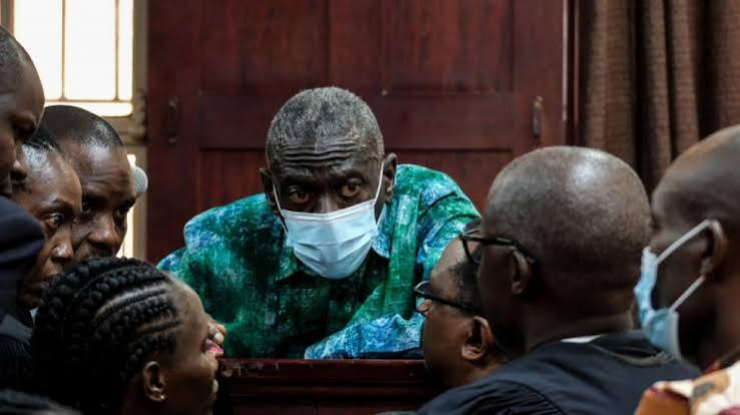 Ouganda : Kizza Besigye conduit de force devant la justice pour son procès pour trahison