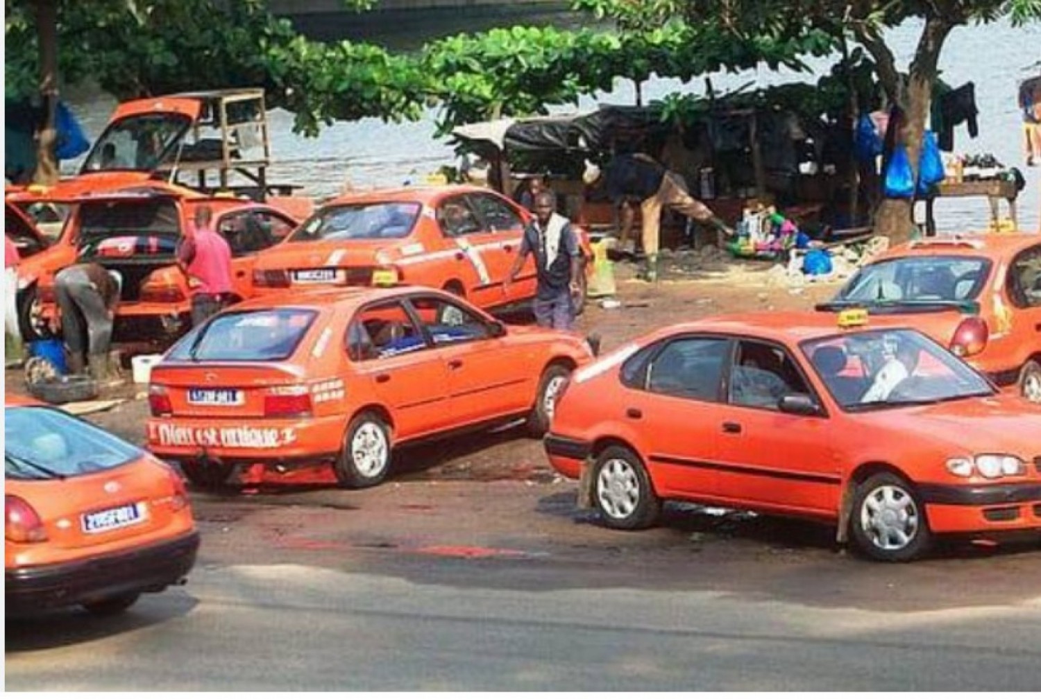 Côte d'Ivoire : Nouvelles ventes aux enchères publiques de plusieurs taxis compteurs et minicar à Yopougon, la garantie fixée à 500 000 FCFA