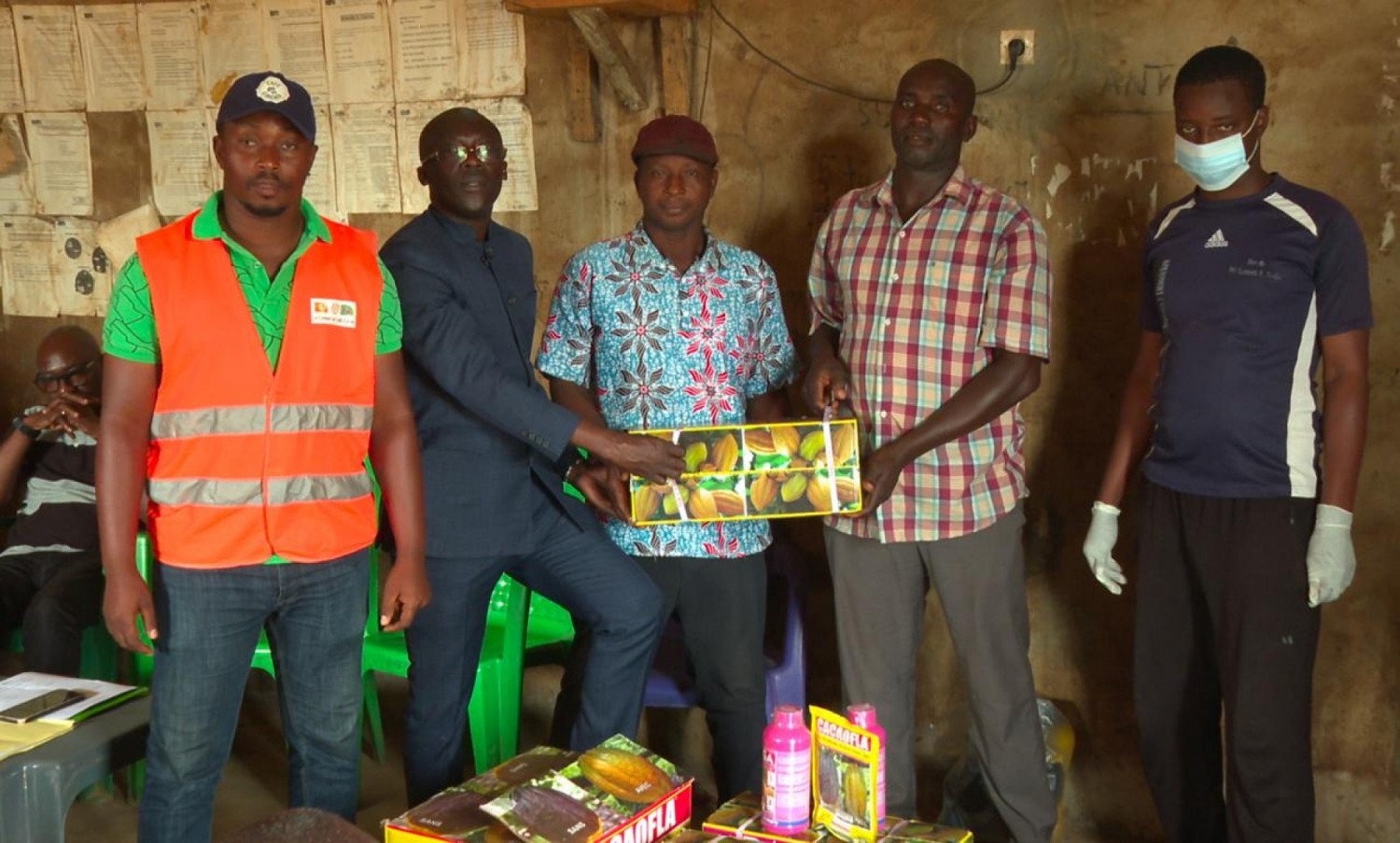 Côte d'Ivoire : Filière cacao, le Conseil renforce son soutien aux producteurs avec une vaste distribution de produits phytosanitaires destinés à protéger 1,5 million d'hectares