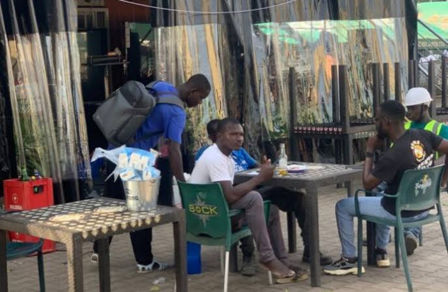 Côte d'Ivoire : Commerce ambulant dans les maquis et restaurants à Abidjan, l'arnaque à la monnaie qui piège de plus en plus de clients