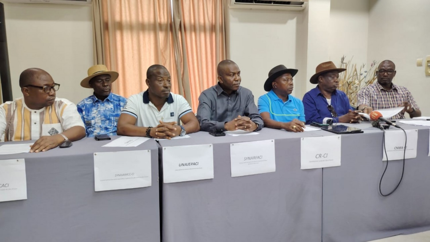 Côte d'Ivoire : 100 000 tonnes de cacao toujours bloquées, des organisations paysannes réclament un audit des 291 milliards FCFA