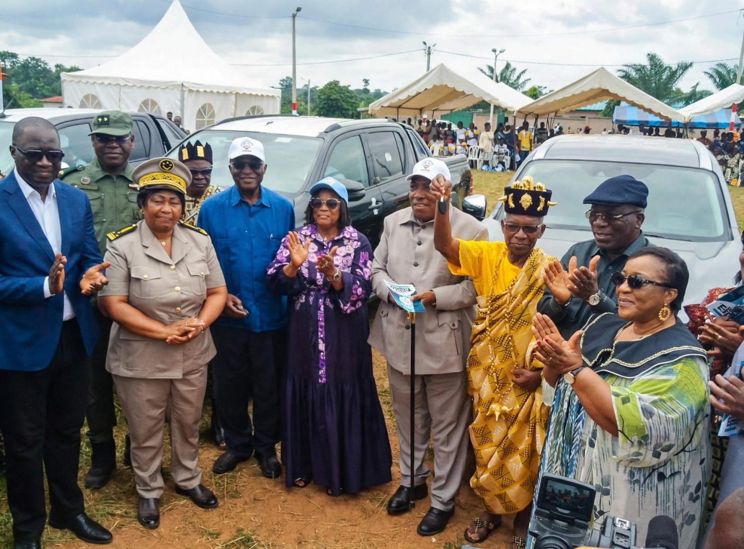 Côte d'Ivoire : Une Fondation casse sa tirelire et envahit le village du ministre Assahoré de véhicules, motos et vivres