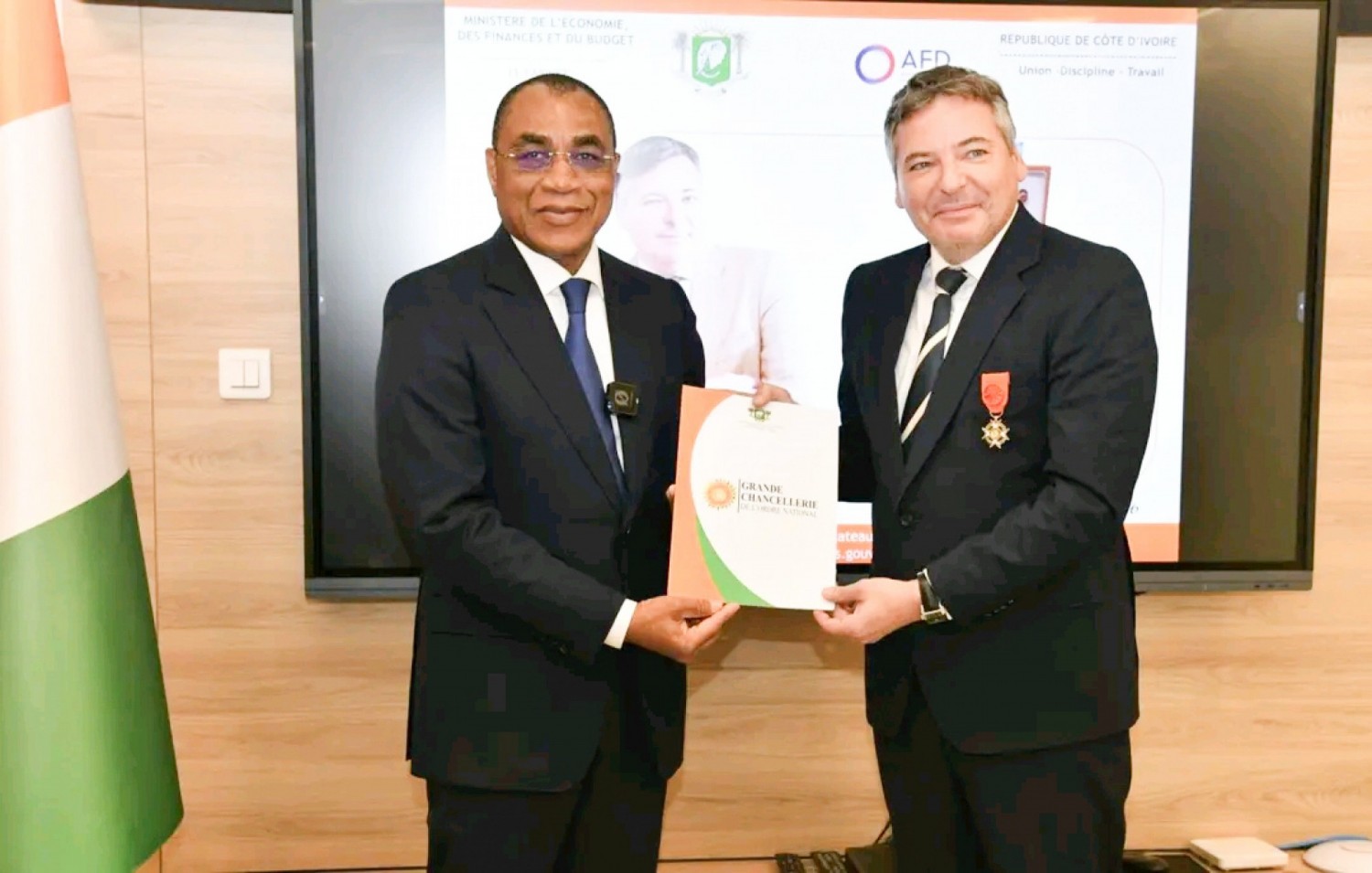 Côte d'Ivoire–AFD : 623 milliards de FCFA mobilisés en quatre ans, en fin de mission, Adrien Haye décoré par l'État ivoirien