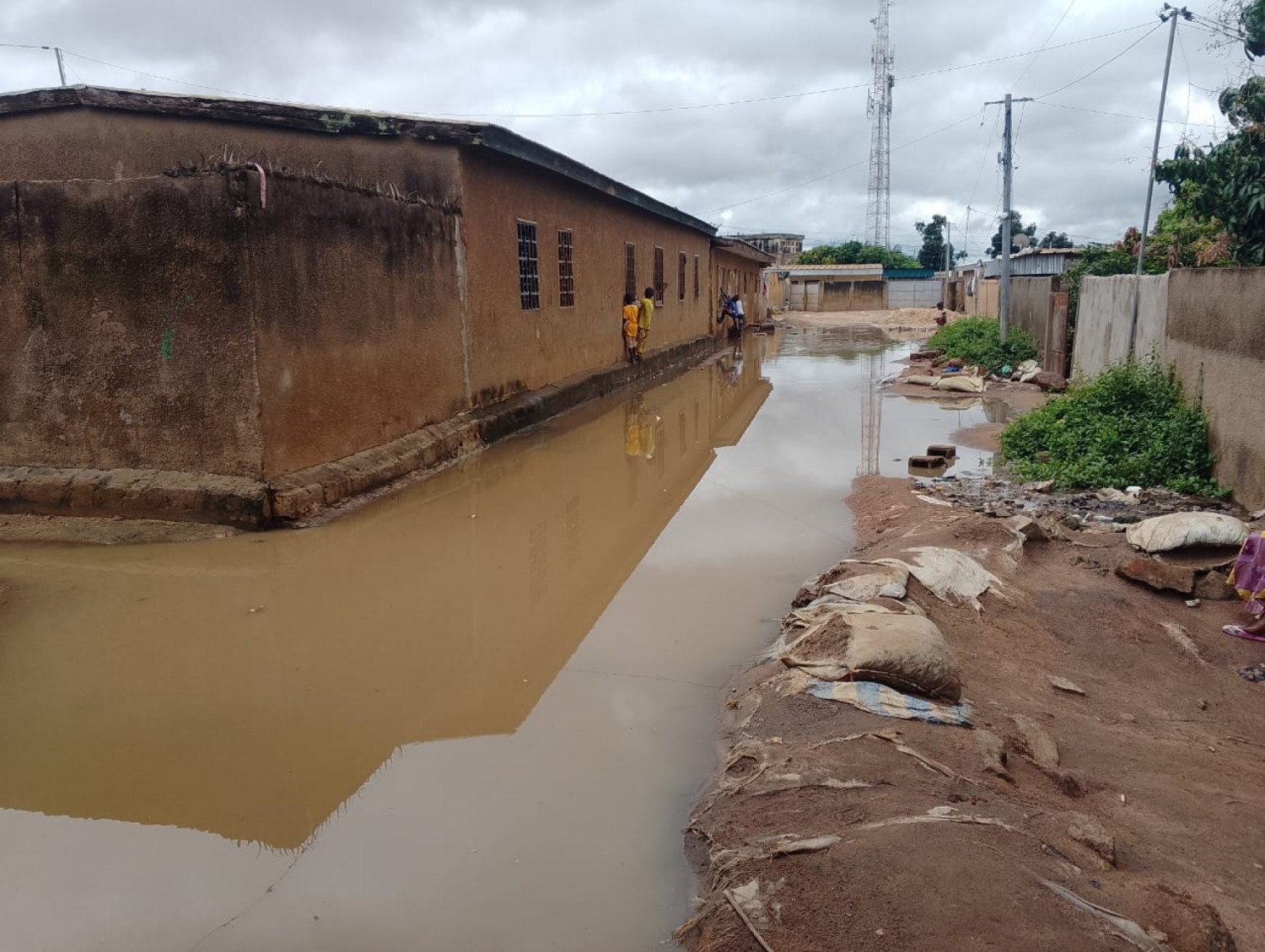 Côte d'Ivoire : « On ne veut pas mourir chez nous », crient des habitants d'un quartier de Bouaké terrifiés par les inondations