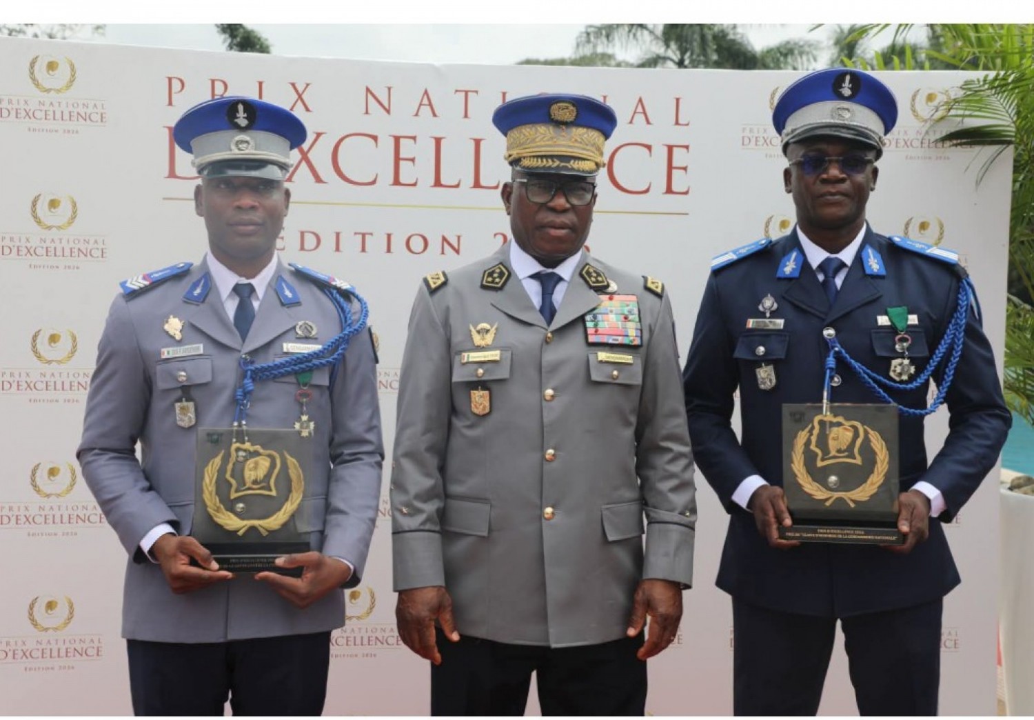 Côte d'Ivoire : 02 gendarmes honorés, l'un pour saisie significative d'armes militaires et l'autre résistance à une tentative de corruption d'une cargaison de 7 milliards