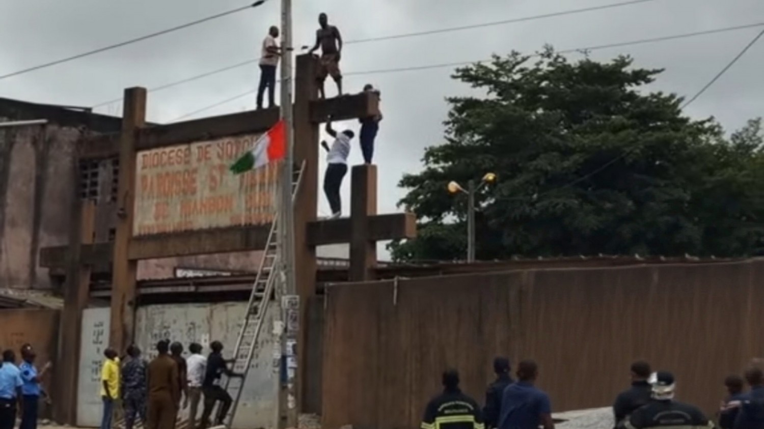 Côte d'Ivoire : Yopougon, perché sur la clôture d'une église, un jeune homme tient le quartier en haleine pendant sept heures