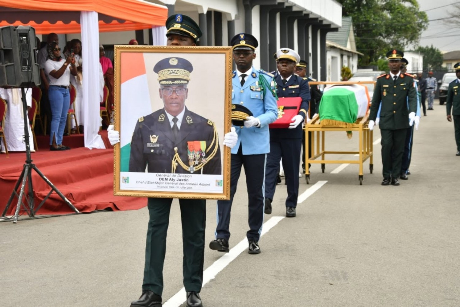 Côte d'Ivoire : Une cérémonie d'honneurs militaires rendue au Général de Division Dem Aly Justin avant son inhumation, sa rigueur et son professionnalisme salués