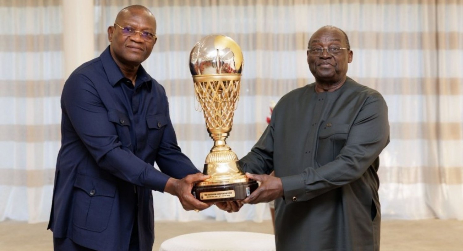 Côte d'Ivoire : AfroBasket, les Eléphanteaux ont présenté le trophée de la CAN U18 au VP Tiémoko Meyliet Koné