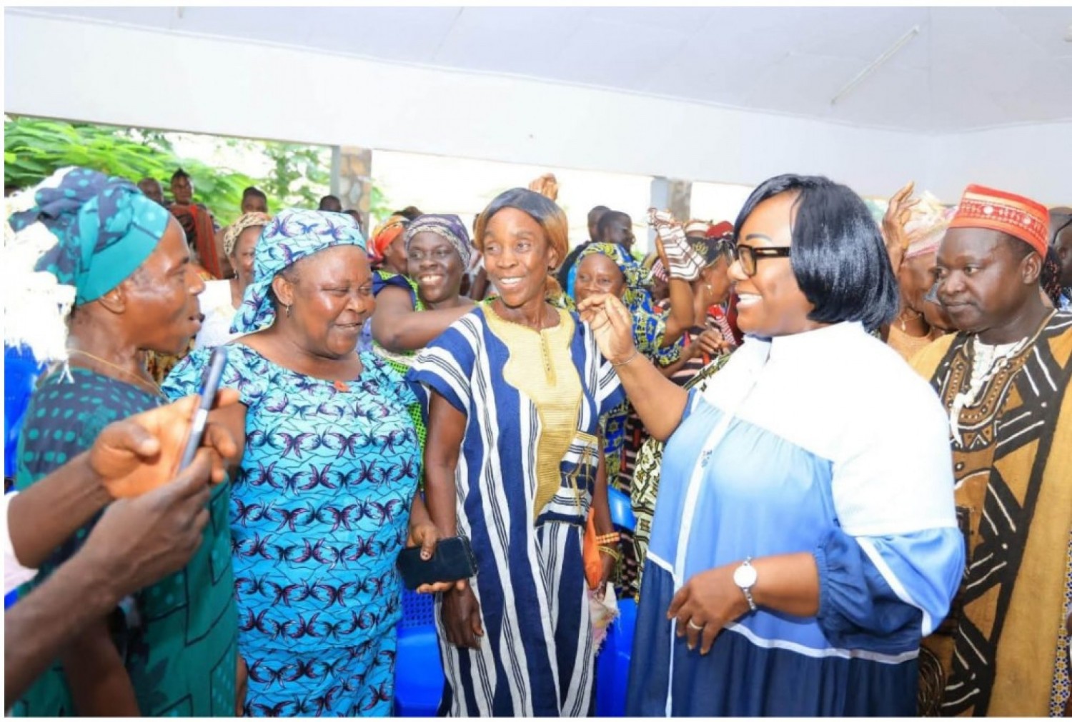 Côte d'Ivoire : La présidente du Conseil Régional Anne Ouloto à la rencontre des populations de Toulépleu pour le suivi des actions de développement