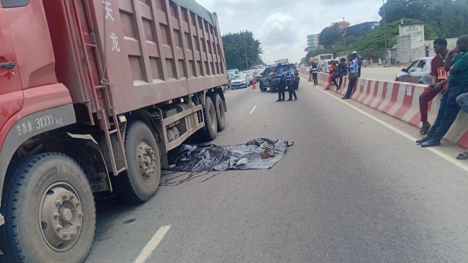 Côte d'Ivoire : Cocody, un « candidat » au suicide se jette volontairement sous un camion et perd la vie
