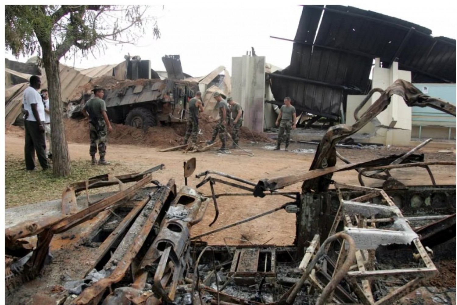 Côte d'Ivoire-France : 22 ans après le bombardement de Bouaké, les familles des victimes déposent une plainte à Paris contre un marchand d'armes