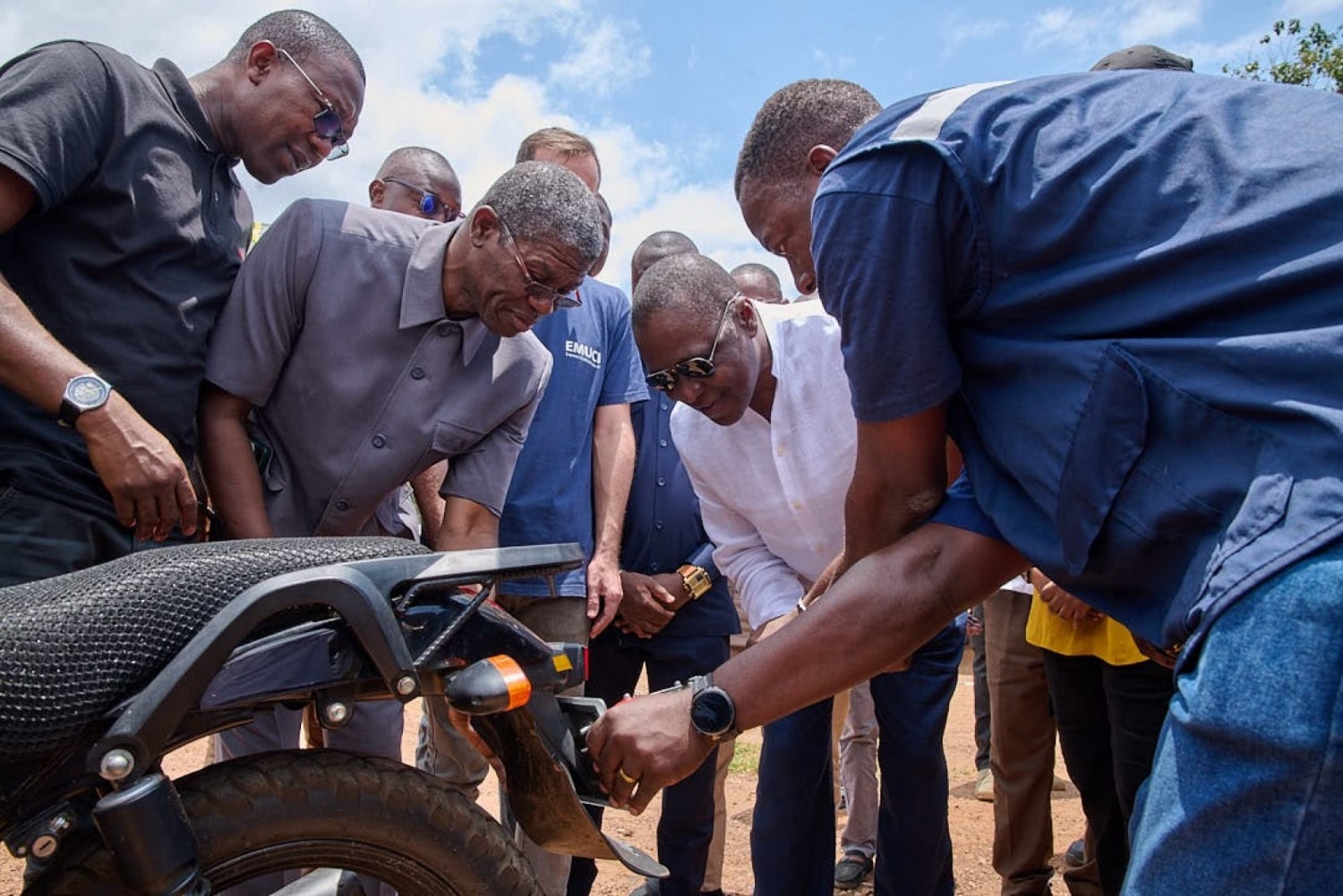 Côte d'Ivoire : Bouaké, Amadou Koné fixe lui-même une plaque moto et s'assure du bon déroulement de l'opération d'immatriculation