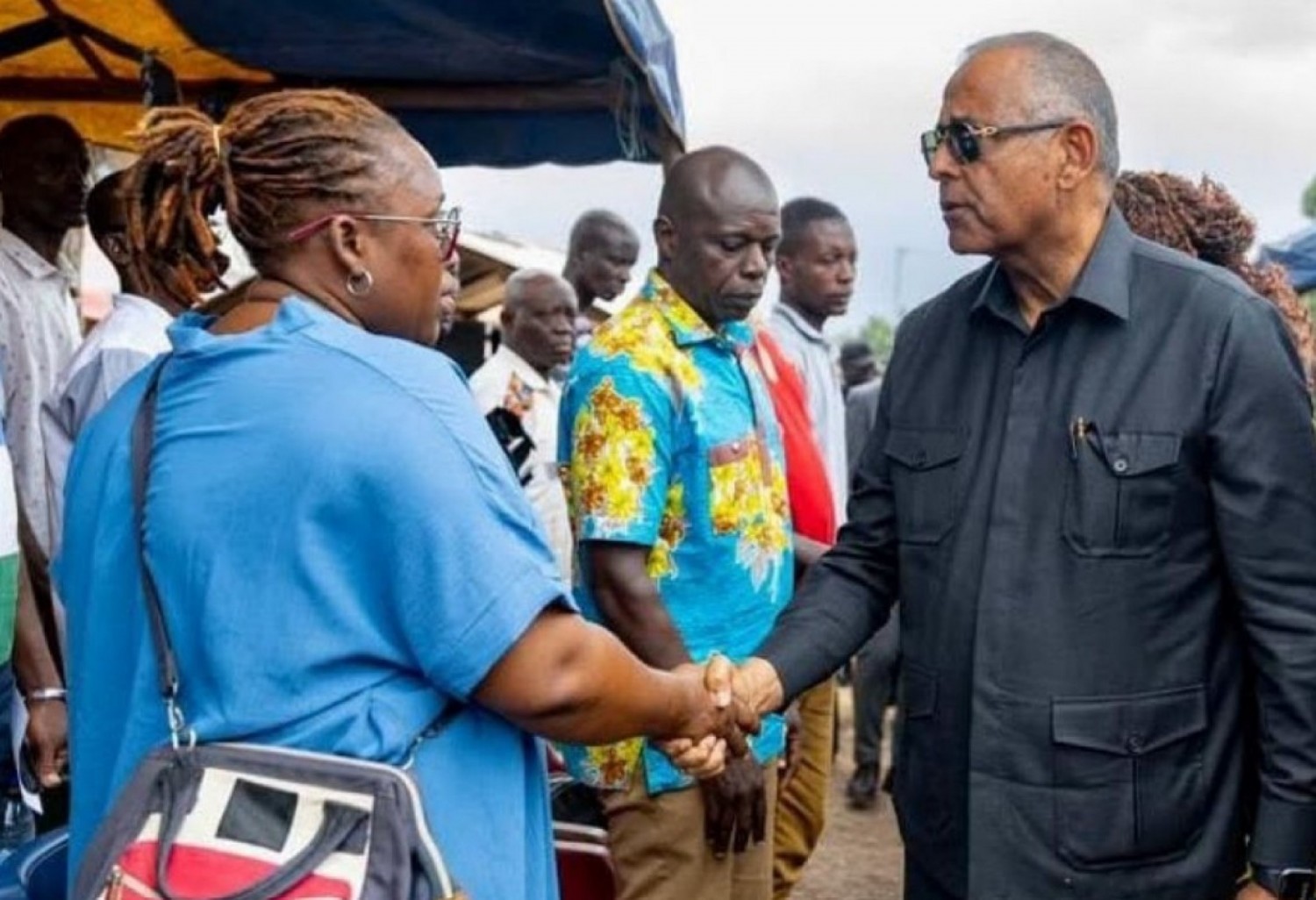 Côte d'Ivoire : Accident mortel survenu sur l'axe Agou–Azaguié, le PAN Patrick Achi aux côtés des familles des victimes
