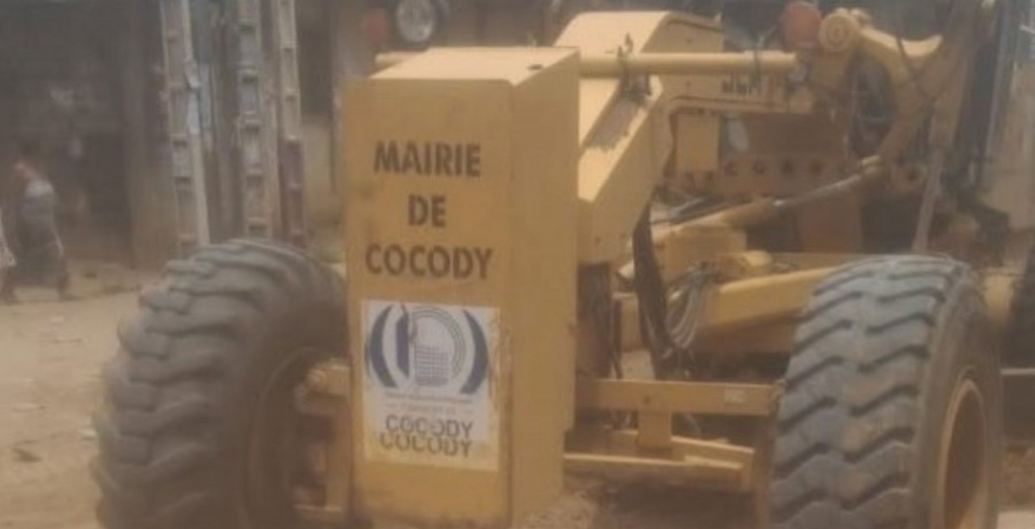 Côte d'Ivoire : Circulation fluide à Cocody, les travaux de reprofilage des routes non asphaltées avancent bien
