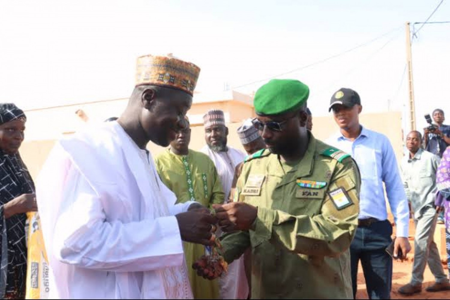 Niger : Zone aéroportuaire de Niamey , les familles déplacées reçoivent leurs nouvelles maisons