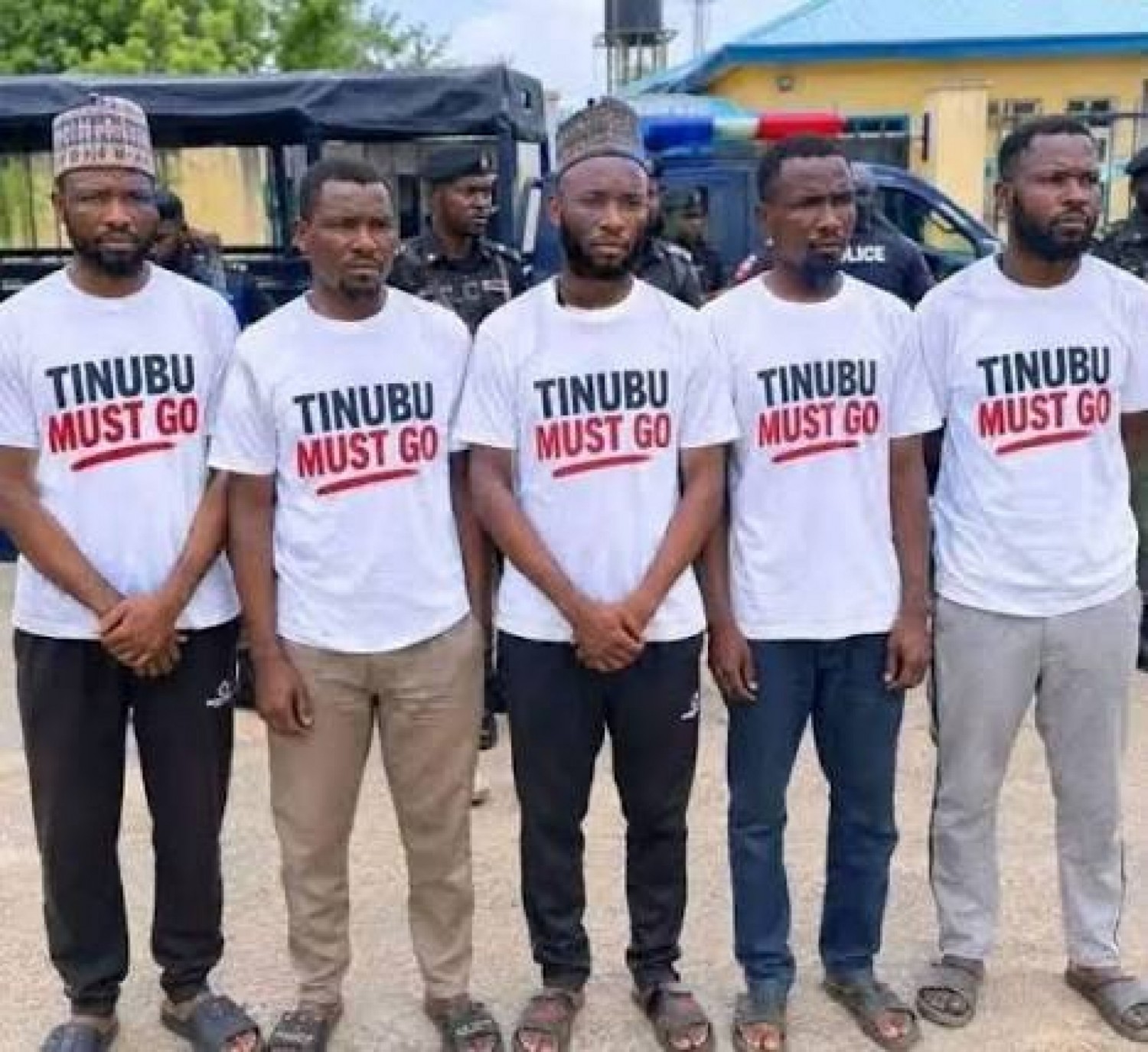 Nigeria : Cinq Nigérians jugés pour avoir porté des T-shirts hostiles au président Bola