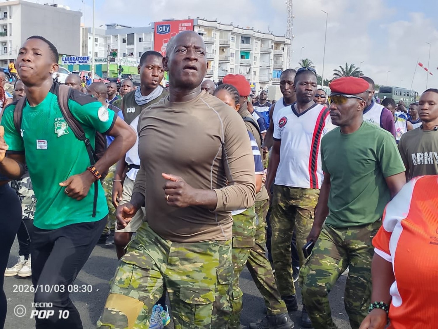 Côte d'Ivoire : Yopougon, les parachutistes effectuent des sauts à plus de 1 000 mètres depuis des aéronefs, symbolisant le renforcement des liens entre l'Armée et la Nation