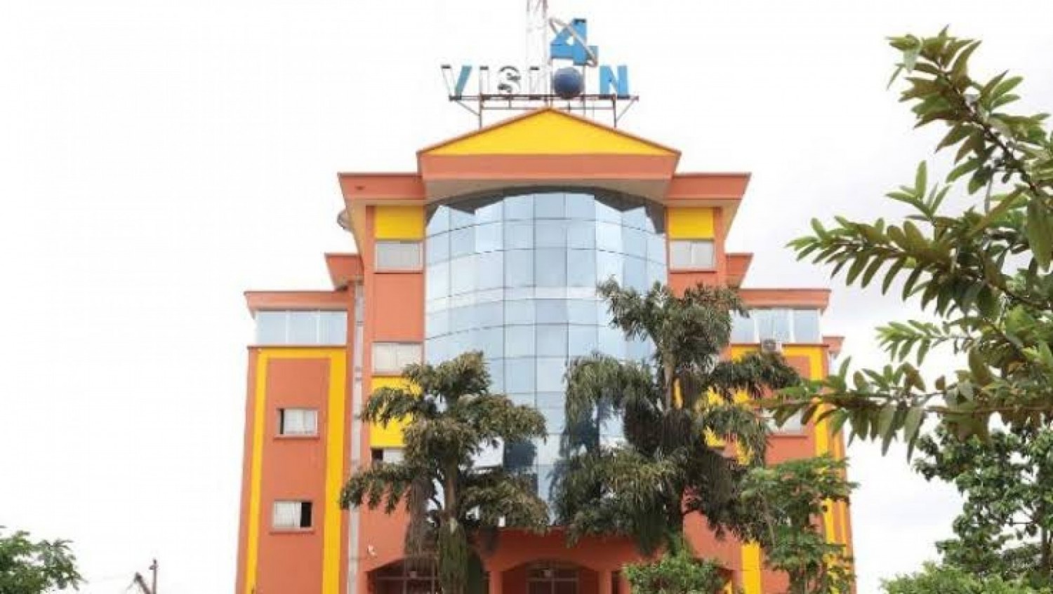 Cameroun : Suspendue par le CNC, Vision 4 repêchée par le Mincom, à quoi sert encore le régulateur ?