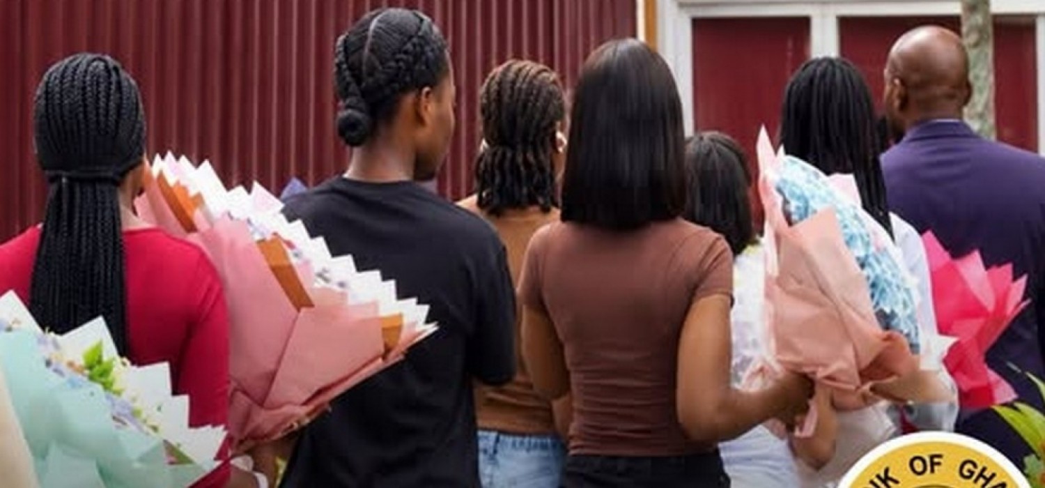 Ghana :  Sept personnes arrêtées pour avoir confectionné des bouquets d'argent avec des billets du Cedis