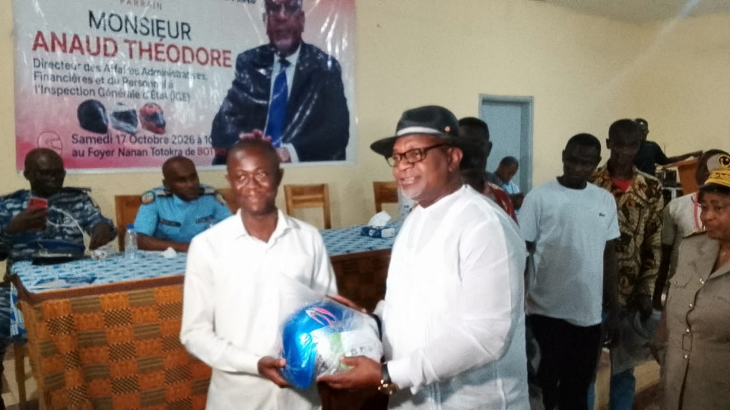 Côte d'Ivoire : Botro, face aux 285 accidents de moto par trimestre, Anaud Théodore Yao offre 300 casques aux conducteurs