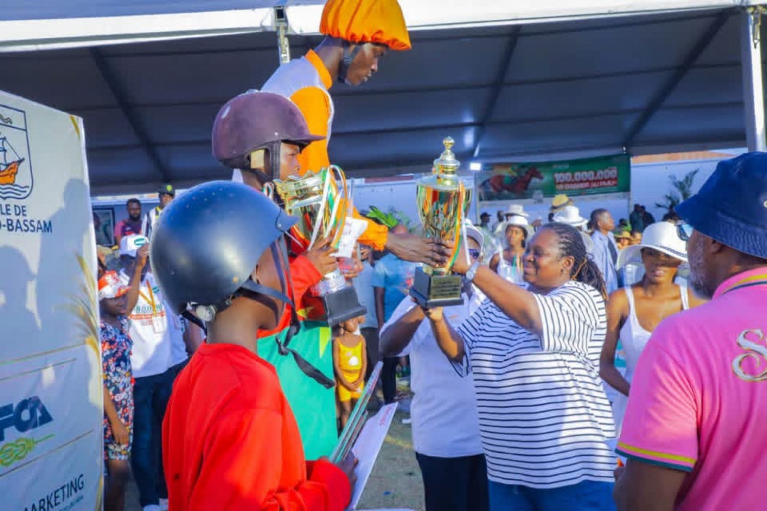 Côte d'Ivoire : Grand Prix Jacqueline Ouégnin, à Grand-Bassam, la LONACI et la Fédération ivoirienne d'équitation célèbrent une passionnée des courses hippiques