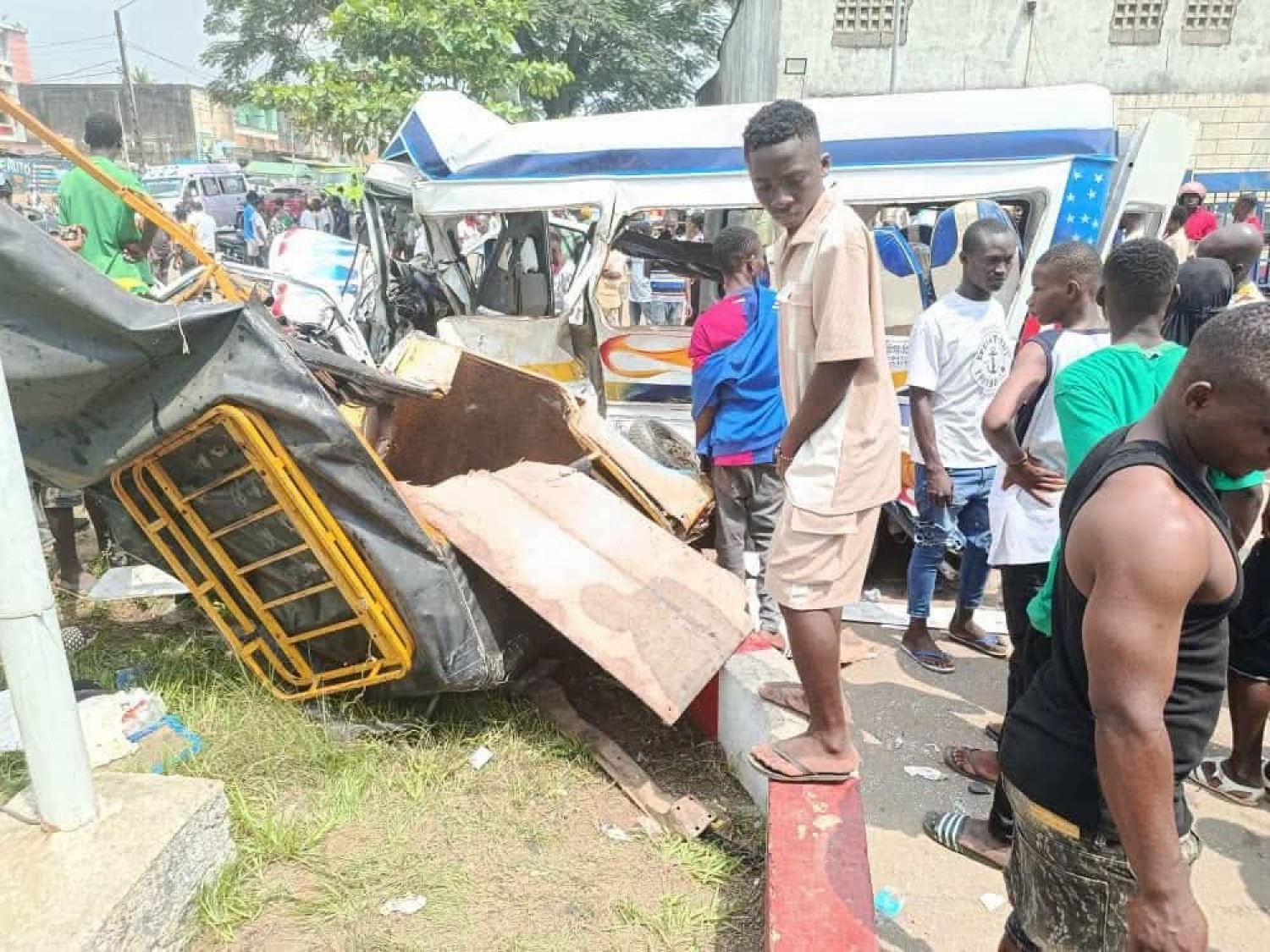 Côte d'Ivoire : Abobo, route du Zoo, un car d'élèves fauche un tricycle et un Gbaka, un homme meurt