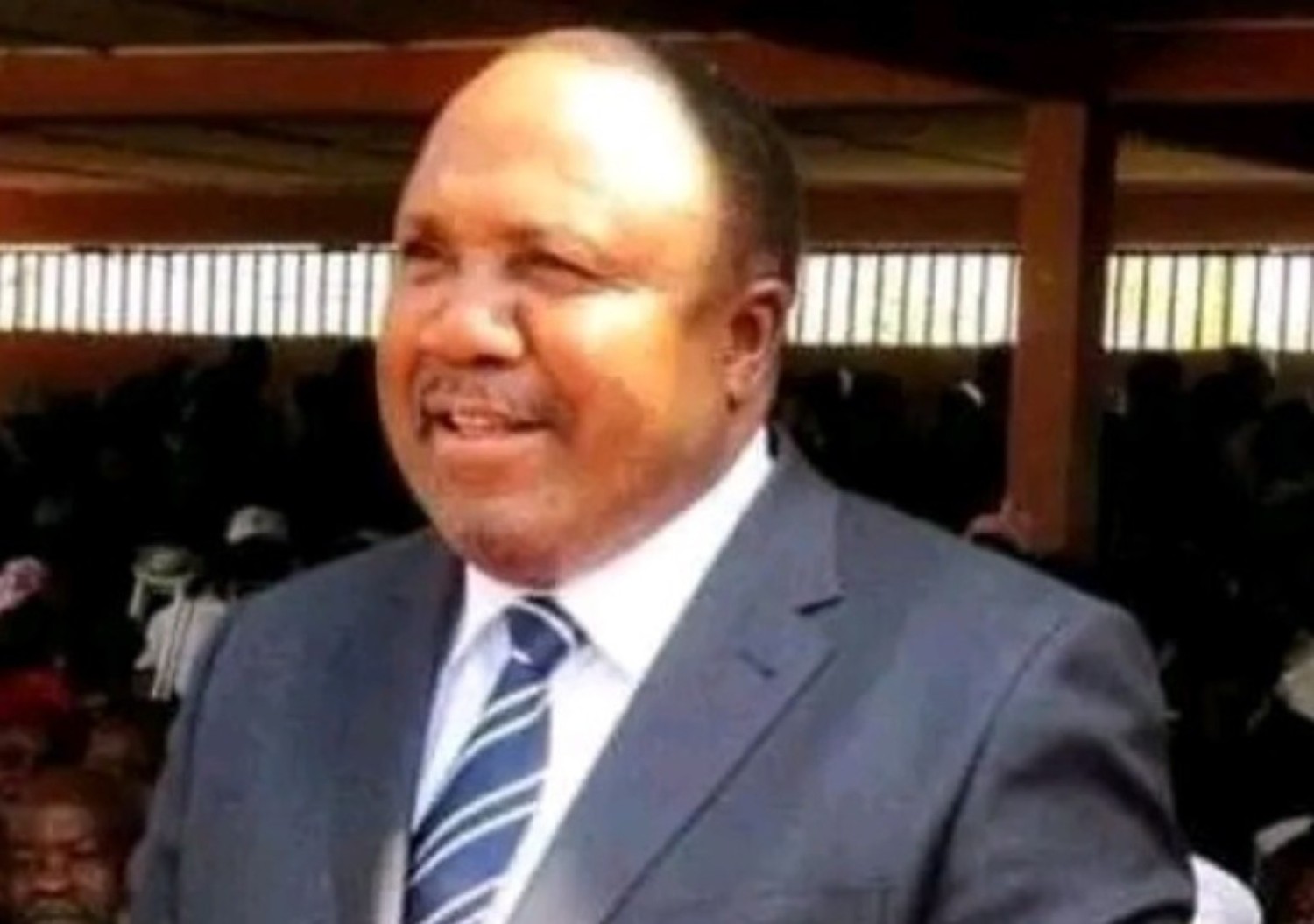 Cameroun : Député ou voyou ? L'opposant Kwemo et son garde du corps tabassent un fonctionnaire en pleine rue à Bafang