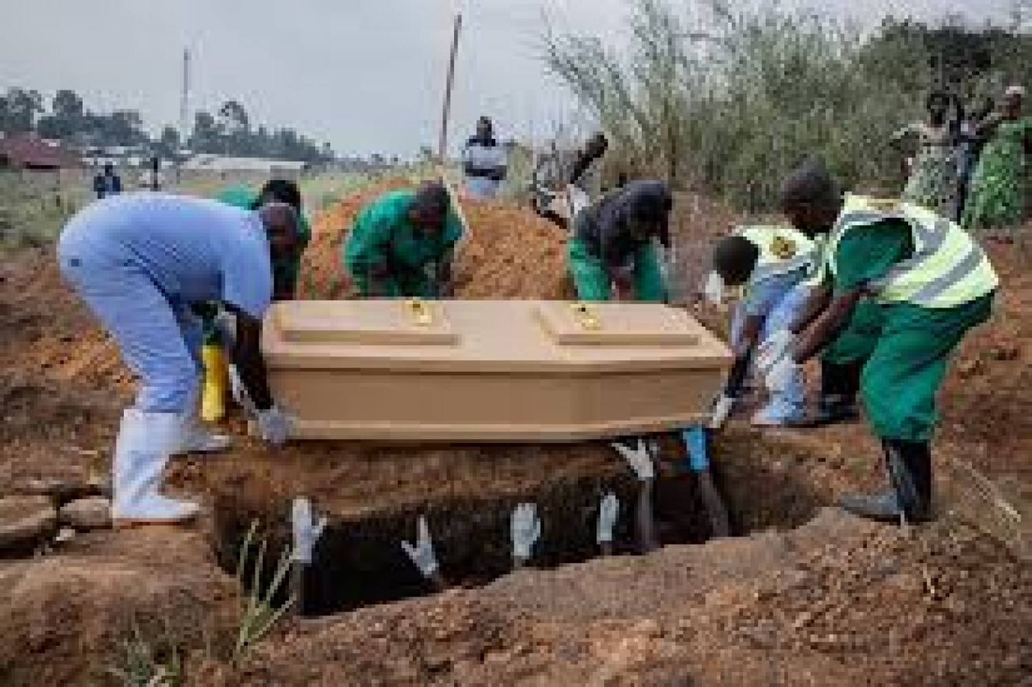 Afrique : Ebola franchit les frontières, plus de 10 000 cas et près de 5 000 morts