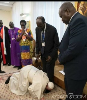 Soudan du Sud:  Au Vatican, le pape embrasse les pieds des deux belligérants