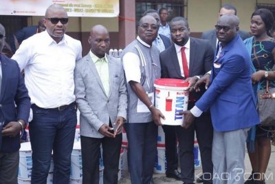 Côte d'Ivoire : Un cadre de la Petroci fait don de centaine de pots de peinture au Lycée municipal de Marcory