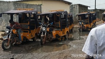 Côte d'Ivoire : Malgré leur interdiction sur le district d'Abidjan, des tricycles dans le transport commun à  Akéikoi dans la commune d'Abobo