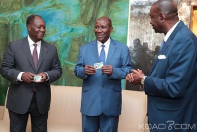 Côte d'Ivoire : Ouattara, son épouse, le Vice-Président et les membres du Gouvernement ont reçu leur carte de CMU, pour le démarrage des prestations le 1er octobre