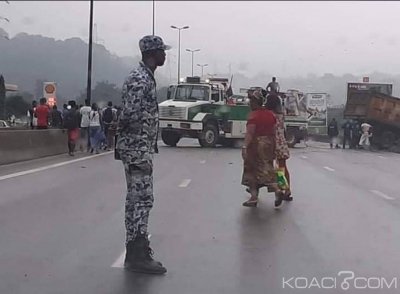 Côte d'Ivoire: La galère des usagers de Yopougon suite à  la chute d'un camion sur l'autoroute