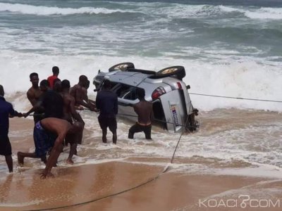 Côte d'Ivoire: Un conducteur défie la mer à  Assouindé, et voit sa voiture saccagée par les vagues