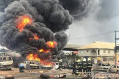 Nigeria:  12 morts dans l'explosion d'un oléoduc détourné par des voleurs à  Lagos