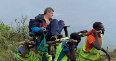 RDC:  La photo d'un touriste blanc assis sur une chaise à porteurs crée la polémique