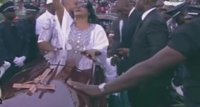 Côte d'Ivoire: Au stade, les obsèques de DJ Arafat se passent sans incident majeur, émotions insoutenables à l'arrivée de la dépouille
