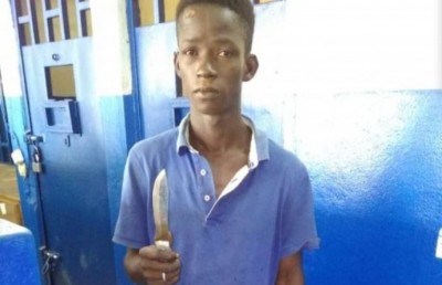 Côte d'Ivoire: À Abobo, un coiffeur interpellé alors qu'il tentait à l'aide d'un couteau de voler le sac d'une femme