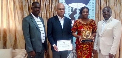 Côte d'Ivoire: Bouaké, pour démontrer la perspicacité de son temple, un enseignant de l'UAO présente son prix d'excellence reçu