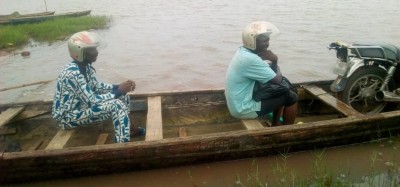 Togo:   Aller et venir à Zébé par pirogue à défaut du pont