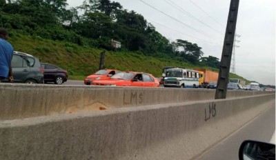 Côte d'Ivoire: Autoroute du nord, des billets de banque s'échappent d'un véhicule, des automobilistes s'immobilisent sur la chaussée pour «s'approvisionner »