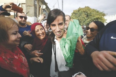 Algérie:  19 manifestants condamnés à 6 mois de prison pour avoir brandi un drapeau berbère