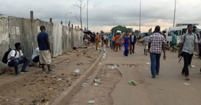 Côte d'Ivoire :  Abobo, veille des fêtes de fin d'année, destruction de buvettes, maquis et commerces installés anarchiquement sur certaines artères principales